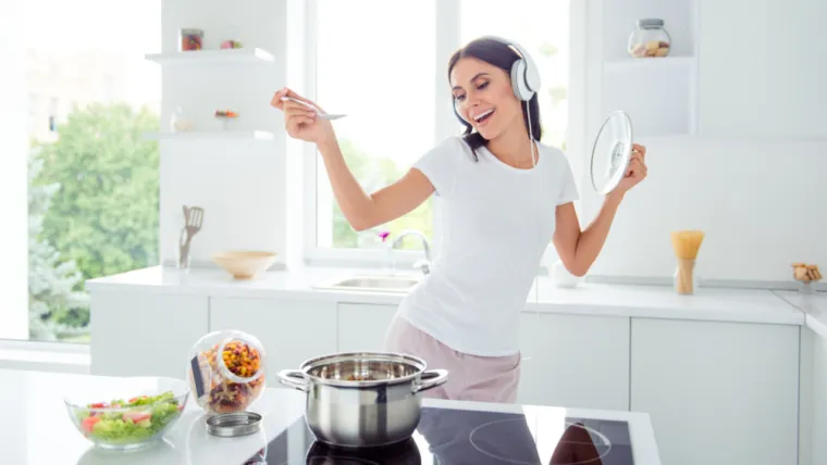 19. Brinite se za tjelesno, mentalno i emocionalno zdravlje. - Ubrzajte otkucaje srca i pokrenite tijelo laganim vježbama. Imajte na umu da je hodanje također jednostavan oblik tjelovježbe. Pobrinite se da imate zdravu i uravnoteženu prehranu. Ako se borite sa svojim mentalnim zdravljem, nemojte se bojati potražiti pomoći. Također, možete poku&scaron;ati smanjiti stres i tjeskobu treningom svjesnosti (mindfulness vježbama) poput meditacije ili dubokog disanja. Ako u svom životu imate toksične ljude, za&scaron;titite svoje emocionalno blagostanje postavljanjem jasnih granica. I ako je moguće, u potpunosti se rije&scaron;ite svojih toksičnih odnosa.