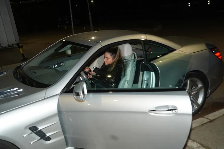 A kako i ne bi zaradila za skupocjeni automobil ili jahtu kada je pjevala često i na vjenčanjima bogatih Hrvata, a prije nekoliko godina zapjevala je i na svadbi kćeri sesvetskog tajkuna Marijana Šarića, Lucije Šarić. 