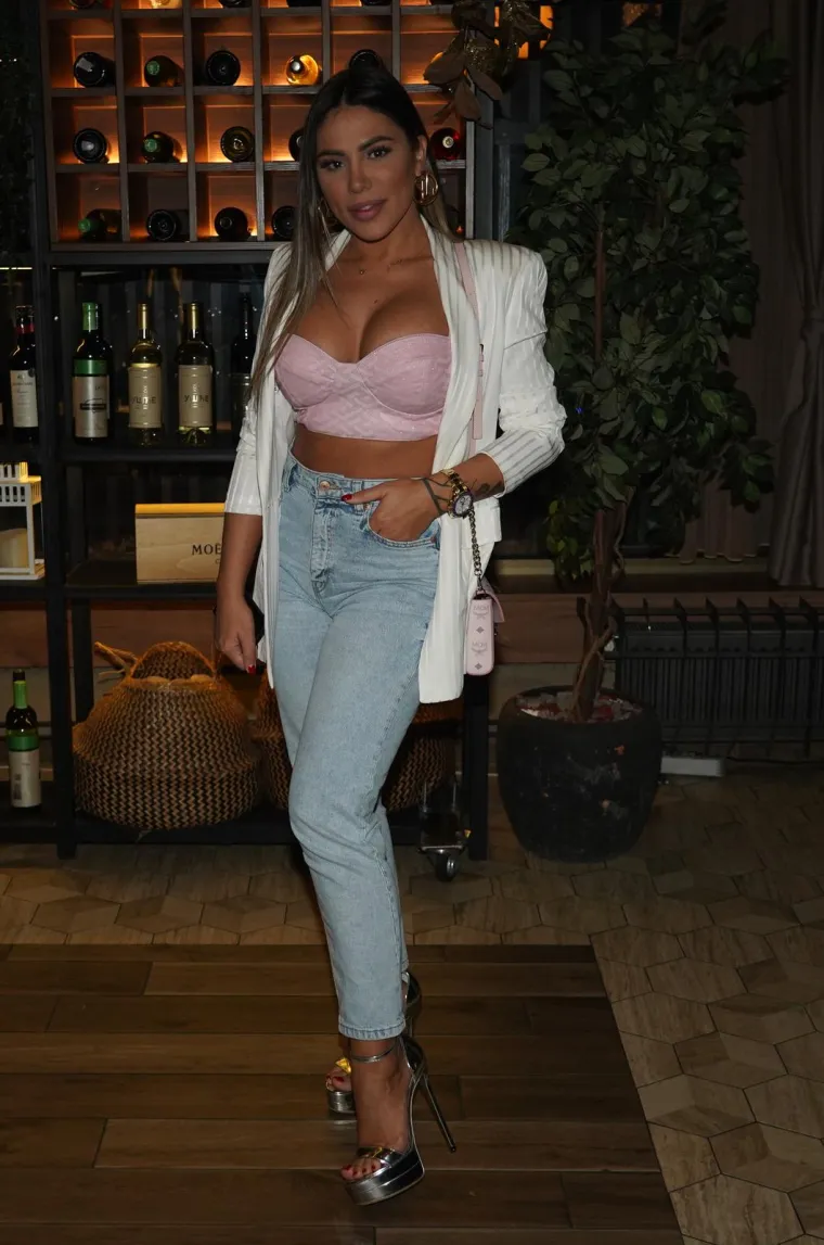 "Ja sam za plastične operacije, ali u granicama normale. Poanta zahvata je da se sredimo i budemo ljep&scaron;e, a ne da budemo ružnije i da se unakazimo", rekla je pevačica ranije. 