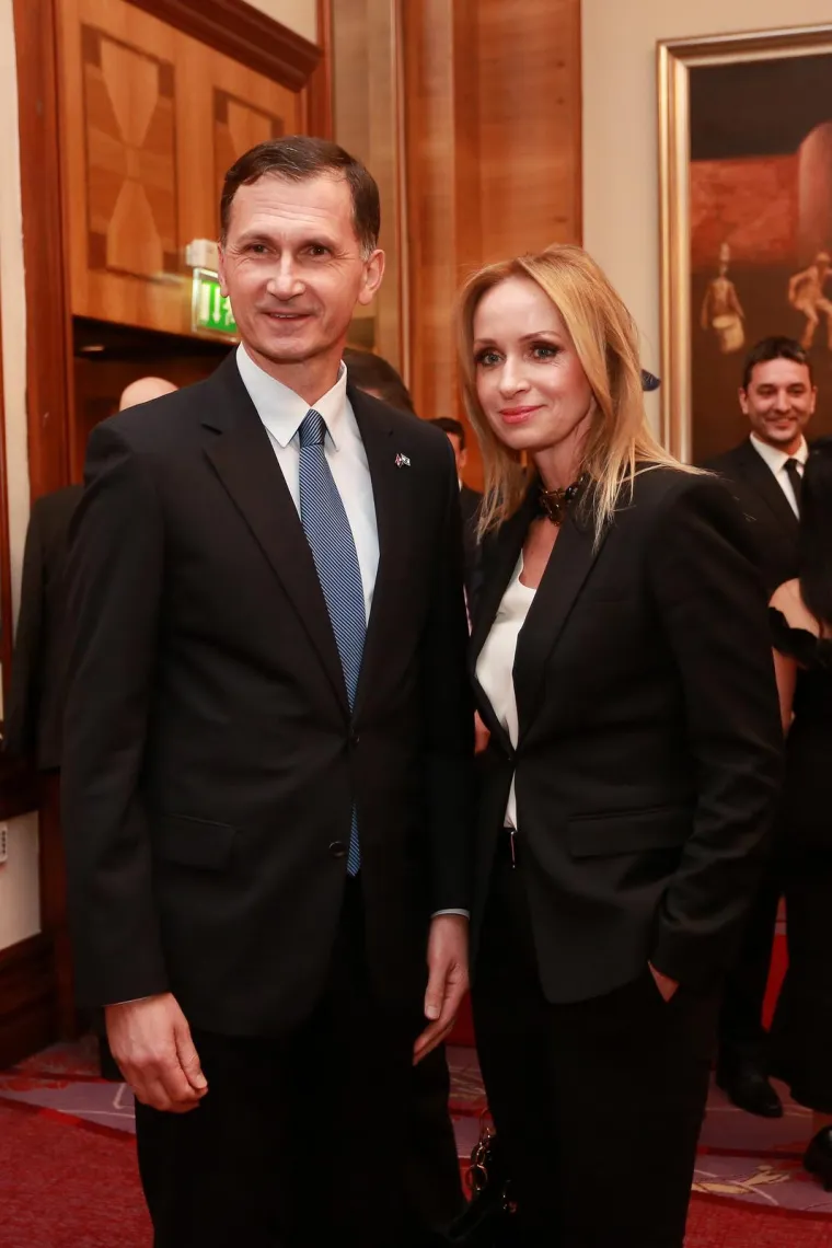 S Draganom je u braku više od 20 godina, a njihova veza započela je još u mladosti dok su oboje bili angažirani u političkom životu. Upoznao ih je Draganov prijatelj, koji je u to vrijeme bio i Jadrankin kolega u Ministarstvu vanjskih poslova.
