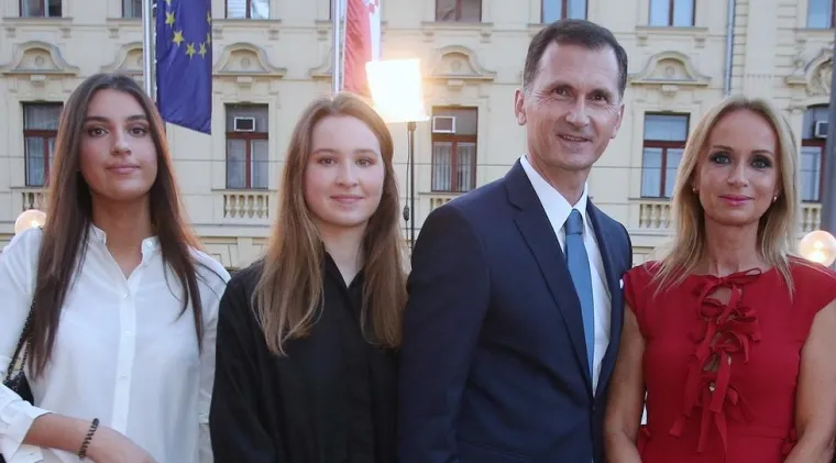 Zajedno imaju dvije kćeri, Mateu i Laru, koje su obje ostvarile zapažene uspjehe. Matea je diplomirala na prestižnom Sveučilištu Bocconi u Milanu, dok je Lara završila studij na Whartonu, jednom od najpoznatijih poslovnih fakulteta na svijetu.