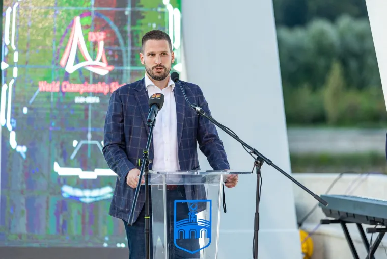 Na lokalnim izborima 2021. godine izabran je za gradonačelnika Osijeka, postavši najmlađi gradonačelnik u modernoj povijesti grada. 