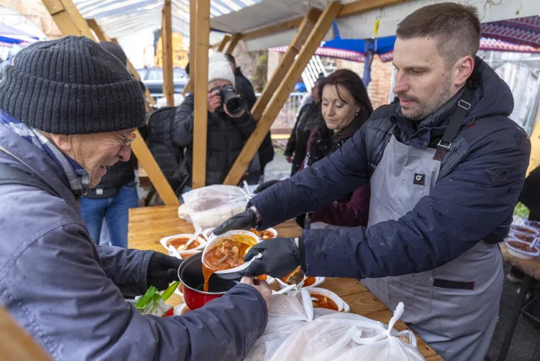 Osim toga, Radić je aktivno uključen u razvoj turističke i sportske infrastrukture Osijeka. Sastao se s ministrom turizma i sporta Tončijem Glavinom kako bi razgovarali o turističkim rezultatima grada, promidžbi kontinentalnog turizma i sufinanciranju velikih međunarodnih sportskih natjecanja. 
