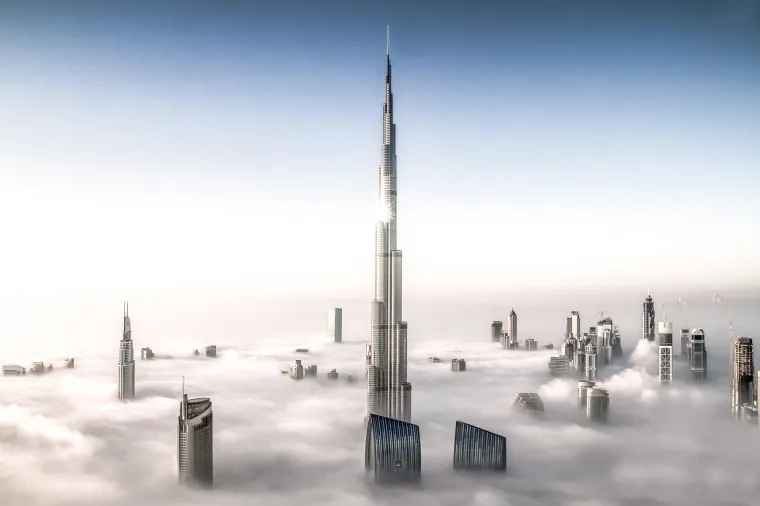Zbog ekstremnih temperaturnih uvjeta u Dubaiju, inženjeri su razvili poseban sustav klimatizacije koji koristi 946.000 litara vode dnevno.