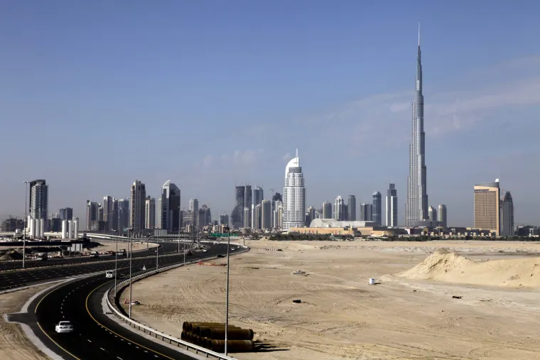 Ova impresivna građevina dom je čak 900 luksuznih stanova, od kojih svaki pruža nevjerojatan pogled na Dubai i okolicu.