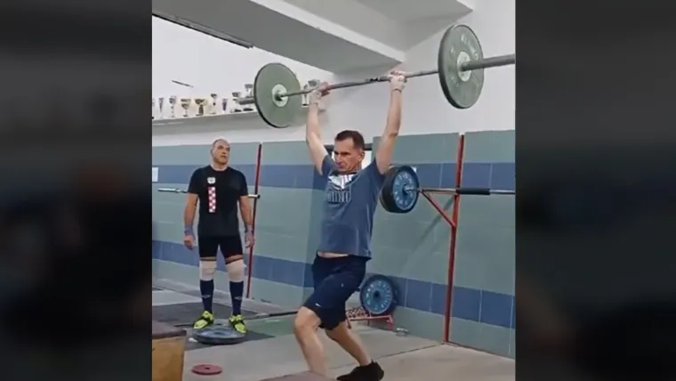 U teretani je radio i klasični potisak iznad glave.