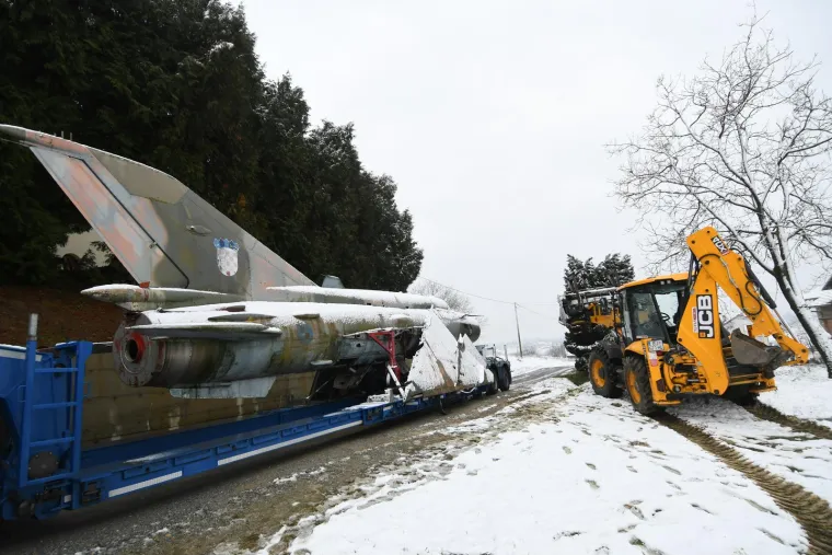 Bjelovar: Zrakoplov MiG 21 BIS i helikopter Mil Mi-24 dopremljeni u Kapelu 
