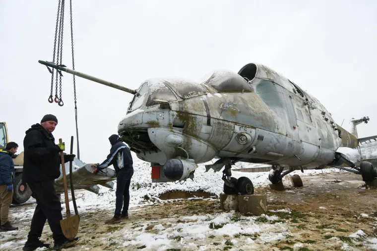 Bjelovar: Zrakoplov MiG 21 BIS i helikopter Mil Mi-24 dopremljeni u Kapelu 