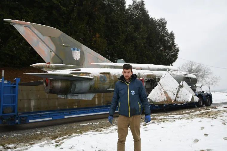 Bjelovar: Zrakoplov MiG 21 BIS i helikopter Mil Mi-24 dopremljeni u Kapelu 