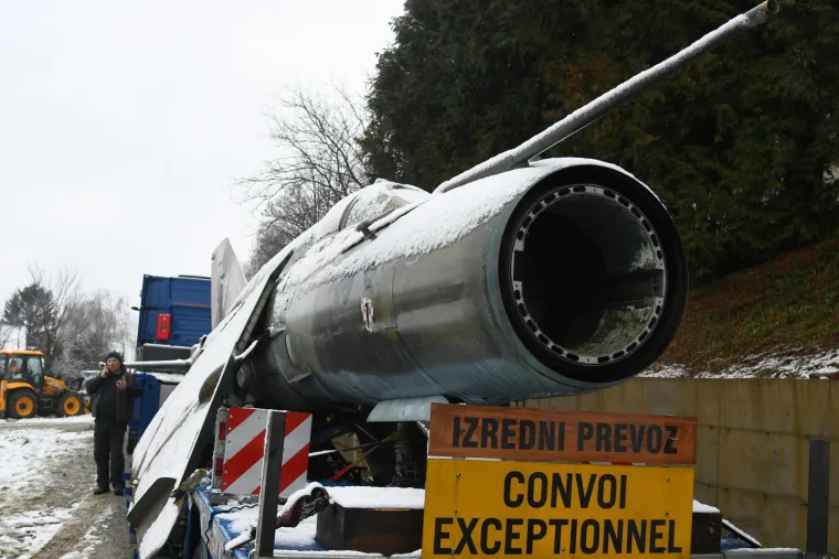 Bjelovar: Zrakoplov MiG 21 BIS i helikopter Mil Mi-24 dopremljeni u Kapelu 