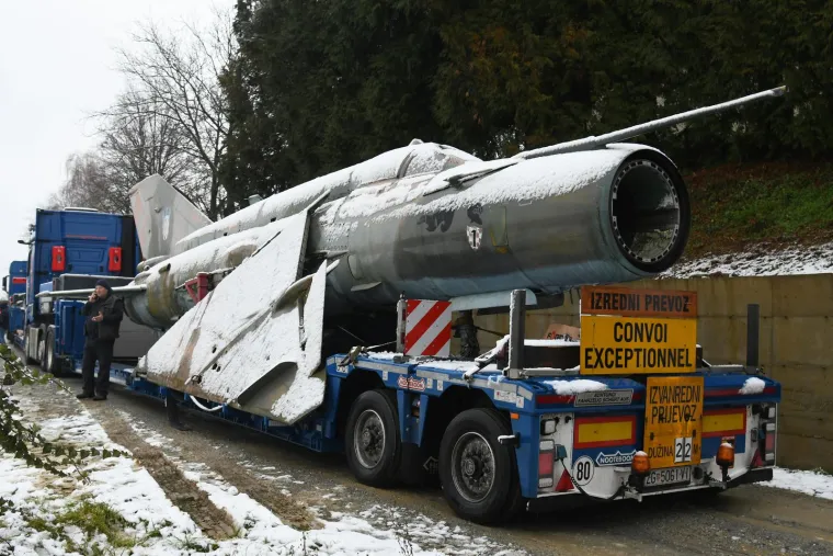 Bjelovar: Zrakoplov MiG 21 BIS i helikopter Mil Mi-24 dopremljeni u Kapelu 