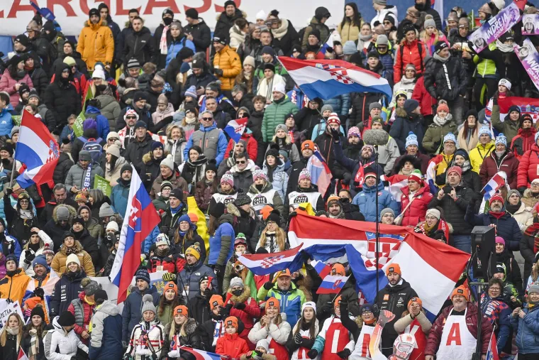 U moru brojnih domaćih navijača, hrvatski su se ipak istaknuli hrvatskim zastavama koje su vijorile po tribinama 