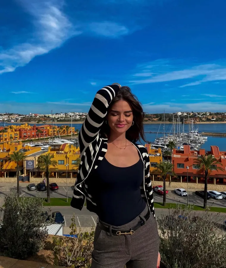 Na TikToku je prati gotovo 10 tisuća ljudi, a uglavnom objavljuje videozapise u kojima pokazuje pratiteljima što je kupila ili se snima uz zvukove koji su u trendu na društvenoj mreži. 