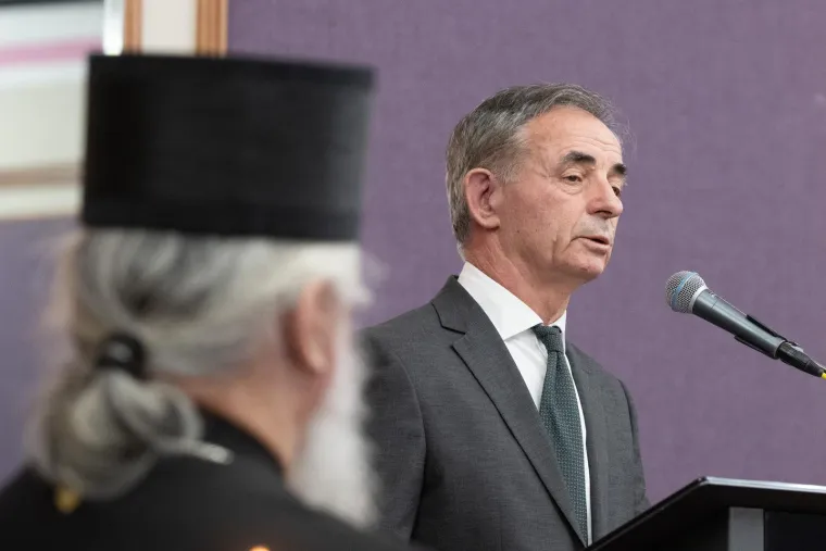 Predsjednik SNV-a Milorad Pupovac čestitao je Novu godinu zaželjevši &apos;godinu mira tamo gdje mira nema, a tamo gdje ga još ima da ga se ne naruši nego sačuva&apos;. &apos;To je naša osnovna želja na početku ove godine&apos;, poručio je Pupovac dodavši da se na tradicionalnom božićnom domjenku SNV-a preko tri desetljeća okupljaju ljudi različiti u vjerovanju, nacionalnosti, po političkim opredjeljenjima i dužnostima, različiti u  uvjerenjima, a ipak objedinjeni u ekumenskom duhu.
