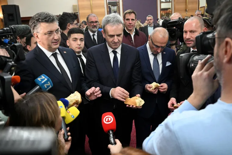 &apos;Mi iz SNV-a smatramo velikim uspjehom to što smo okupljanje na pravoslavni Badnjak pretvorili u javnu manifestaciju duha ekumenizma u najširem smislu njegova mogućeg poimanja&apos;, naglasio je Pupovac, koji je govoreći o važnosti ekumenizma, dijaloga i suradnje odgovorio onima iz Hrvatske koji tvrde da se srpski kulturni centri u Hrvatskoj koriste kao obavještajne službe, kao i onima iz Srbije koji prozivaju Srbe s hrvatskim putovnicama da surađuju s hrvatskim obavještajnim službama.