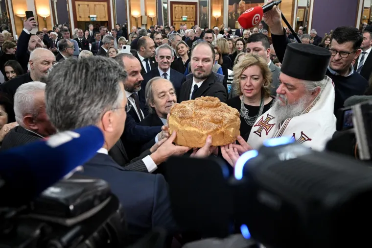 &apos;Siguran sam da se s individualnom i društvenom etikom možemo nositi i s nekima koji domove kulture, obrazovanja i susreta koje su Srbi kao novonastala manjina u suradnji s Vladom proteklih godina podigli, a oni ih proglašavaju srpskim obavještajnim centrima, i s nekima koji putne isprave na koje Srbi iz Hrvatske imaju pravo proglašavaju dokazom njihove obavještajne povezanosti s hrvatskom državom iz koje su potekli&apos;, kazao je Pupovac.