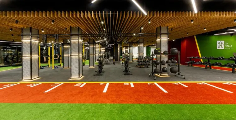 Za nešto skuplje sobe, poput one Club Superior, noćenje za dvije osobe košta i 220 eura, a na službenoj stranici resorta pohvalili su se da su ove sobe opremljene velikim terasama te još mnogim dodacima.