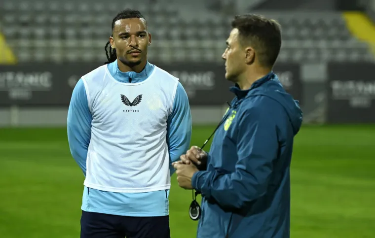 Cannavaro je dvojici hrvatskih novinara dozvolio da prate trening, ali imao je jedan uvjet. Rekao im je da ne smiju snimati. Jednostavno, ne želi da sve tajne igre i ono &scaron;to spremaju izađu u punom obujmu na vidjelo. Isto tako, Cannavaro aktivno sudjeluje u treningu. Dolazi od jednog do drugog, obja&scaron;njava, prekida vježbe da bi ponovno predstavio istu ideju, stalno ispravlja igrače. Ono &scaron;to se da zaključiti po fotografijama, puno razgovara s igračima. Na slici možemo vidjeti Cannavara i Mmaee. Ne&scaron;to mu je Cannavaro poku&scaron;avao dodatno objasniti. Ovo je situacija s kraja treninga, prema izvje&scaron;tajima iz Turske. 