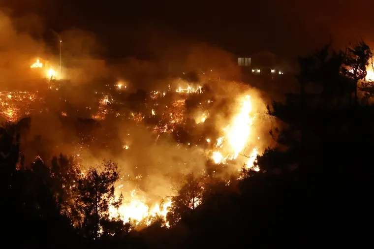 Prije izbijanja požara Nacionalna meteorološka služba izdala je svoje najveće upozorenje za ekstremne požarne uvjete za veći dio okruga Los Angelesa od utorka do četvrtka, predviđajući udare vjetra. U kombinaciji s niskom vlagom i suhom vegetacijom zbog nedostatka kiše, uvjeti su bili izuzetno opasni, izvijestile su vlasti