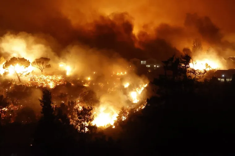 Pristižu nove fotografije paklene buktinje u luksuznom dijelu Los Angelesa