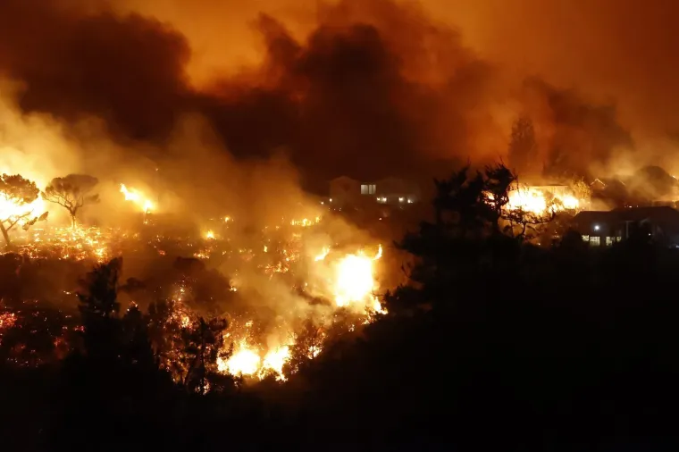 Pristižu nove fotografije paklene buktinje u luksuznom dijelu Los Angelesa