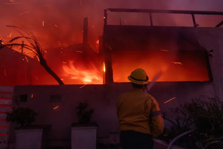 Pristižu nove fotografije paklene buktinje u luksuznom dijelu Los Angelesa