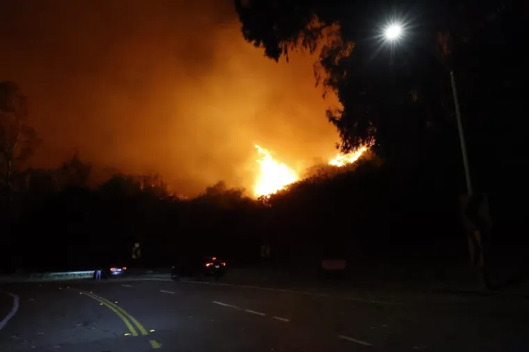 Pristižu nove fotografije paklene buktinje u luksuznom dijelu Los Angelesa