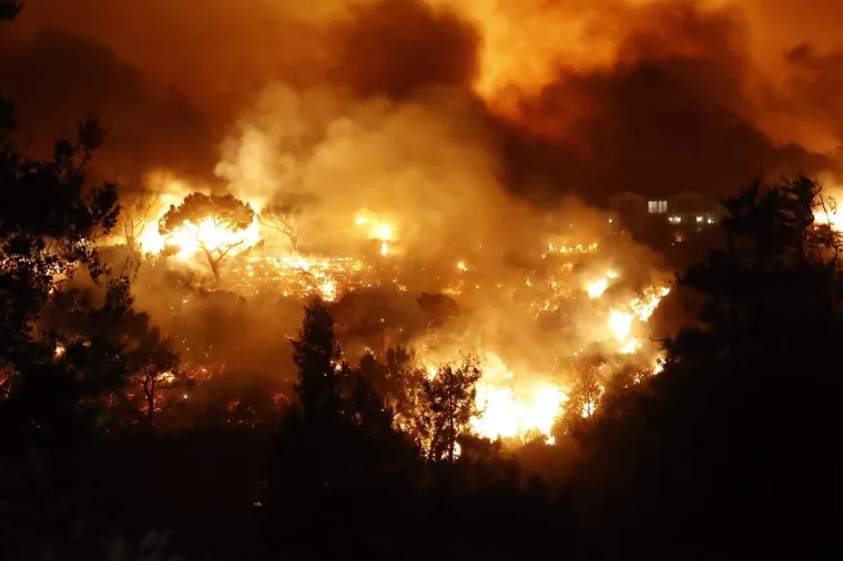 Pristižu nove fotografije paklene buktinje u luksuznom dijelu Los Angelesa