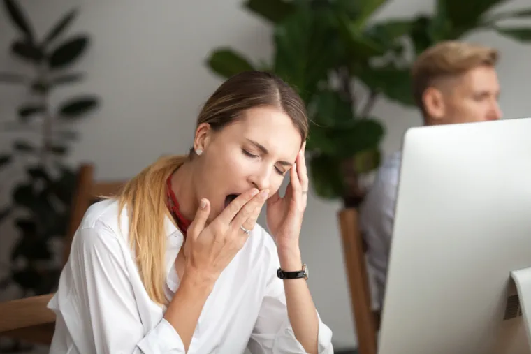 Kod ljudi koji su pod stresom može se pojaviti emocionalno jedenje te preskakanje redovne tjelovježbe. Neki od njih zaboravljaju jesti, jer obično nemaju vremena za to, što usporava metabolizam i povećava vjerojatnost da se kasnije tijekom dana prejedu. Anksiozni ljudi, pak, često ne spavaju dovoljno. Manjak sna pridonosi da tijelo proizvodi više kortizola.