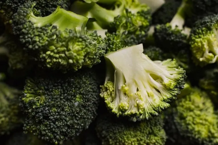 9. Brokula – Ona ima brojne nutritivne prednosti. Niti jedno povrće ne sadrži toliko kroma kao brokula. Krom igra ključnu ulogu u sintezi serotonina, norepinefrina i melatonina, neurotransmitera koji pomažu raspoloženju.