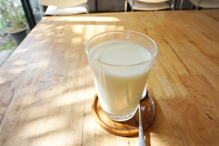 18. Mlijeko - Ono je bogato antioksidansima, vitaminom B12, te naravno proteinima i kalcijem. Mliječni protein ima umirujući učinak te pomaže u snižavanju krvnog tlaka.