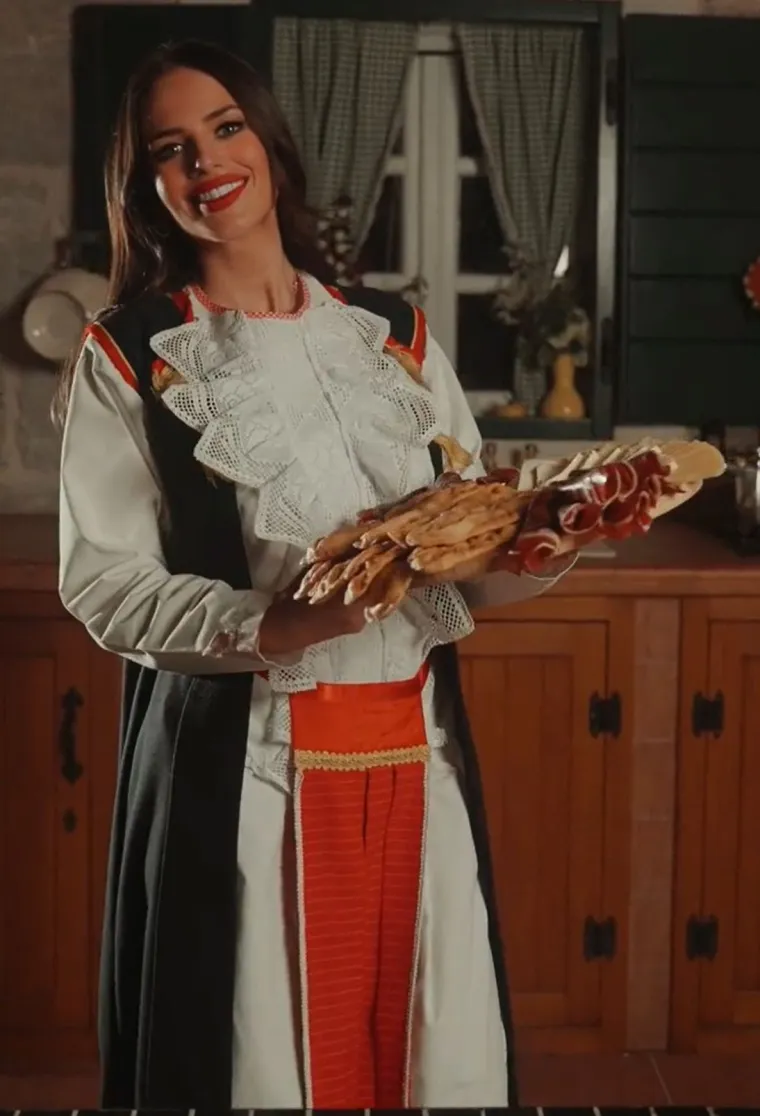 Njezina strast prema gastronomiji i talent za pretvaranje običnih jela u pravu kulinarsku senzaciju privukli su više od 12.000 obožavatelja, a ta brojka kontinuirano raste.