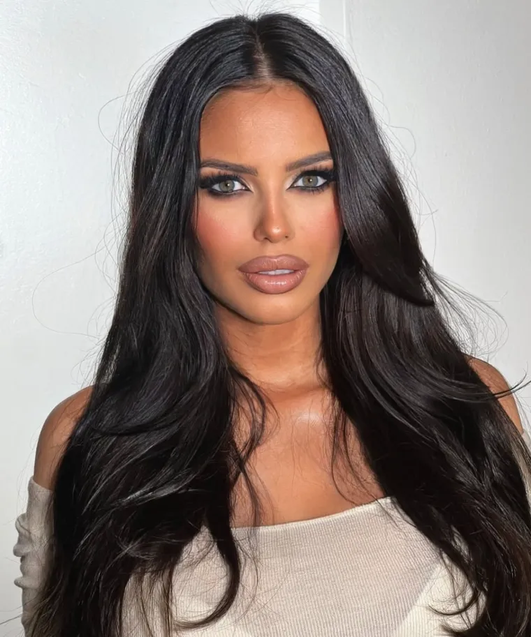 Na Instagramu i TikToku redovito dijeli recepte koje priprema u elegantnim haljinama s dubokim dekolteom, čime dodatno nagla&scaron;ava svoju atraktivnost i stvara upečatljiv vizualni dojam.