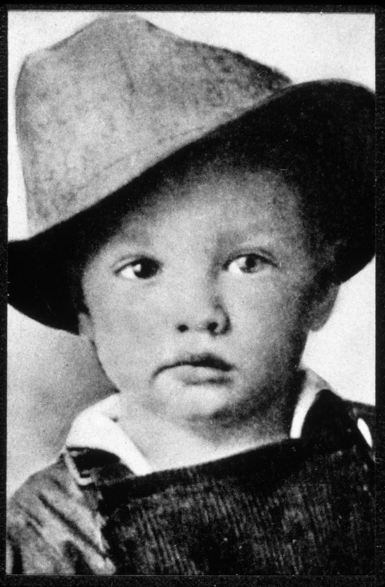 Elvis je odrastao u skromnoj obitelji, a njegova prva gitara bila je poklon za 11. rođendan – iako je zapravo želio bicikl ili pušku.