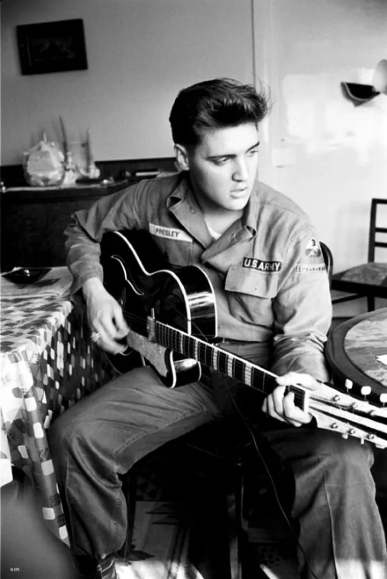 Graceland, njegova vila u Memphisu, danas je jedno od najposjećenijih turističkih mjesta u SAD-u. Elvis je tamo živio od 1957. godine do svoje smrti 1977.