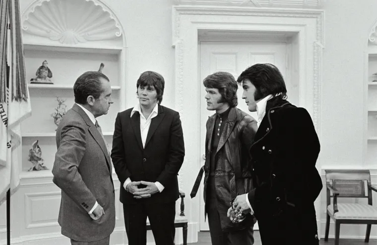 Richard Nixon i Elvis Presley, Sonny West i Jerry Schilling u Ovalnom uredu Bijele kuće 1970. godine