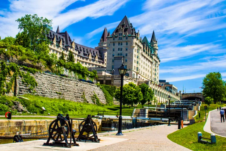 11. Kanada: Kanada, poznata po svojoj reputaciji jedne od najljubaznijih zemalja, zauzima 11. mjesto na GPI ljestvici 2024. s rezultatom 1449. Ostala je najsigurnija zemlja u Sjevernoj Americi.