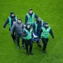 Taj trenutak potpuno je zanijemio gledatelje na stadionu, a igrači su odmah priskočili kako bi pomogli svom suigraču.
