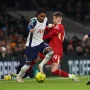 Stadion je zanijemio! Zvijezda Tottenhama nakon skoka ostala nepomično ležati na travnjaku