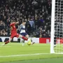 Stadion je zanijemio! Zvijezda Tottenhama nakon skoka ostala nepomično ležati na travnjaku