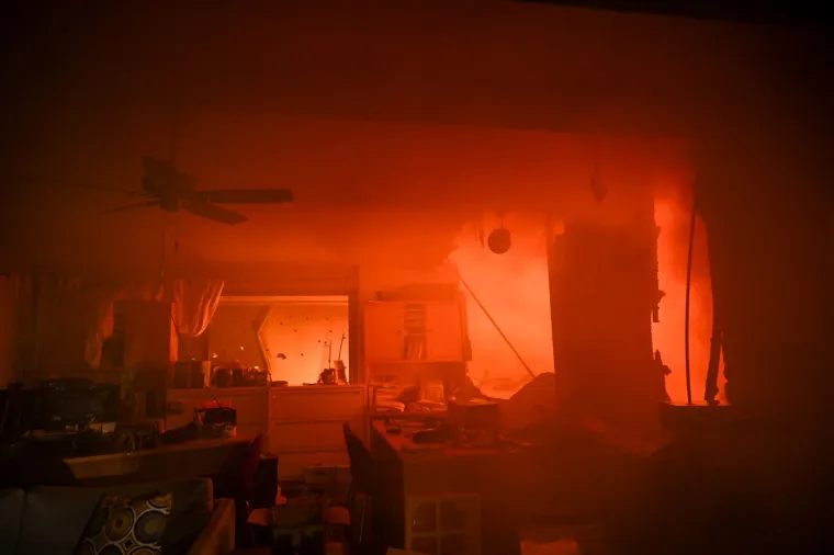 Nebo iznad Los Angelesa u nekim je dijelovima bilo crveno i prekriveno gustim dimom. Gotovo milijun domova i tvrtki ostalo je bez struje u okrugu Los Angelesa, prema PowerOutage.us.