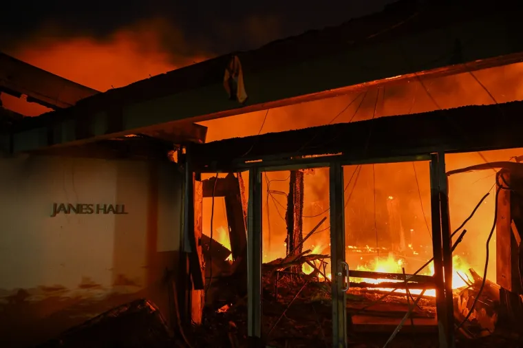 Neki su hidranti presušili oko 3 sata ujutro. Uz vjetar i dim koji su ograničavali mogućnost pružanja potpore iz zraka, vatrogasci su ostali bez dovoljno vode da se bore s plamenom.