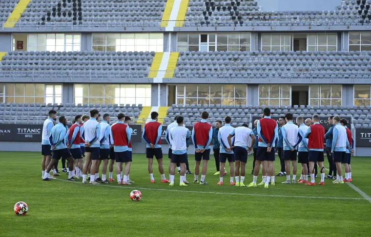 Cannavaro sve detaljno opisuje i komunicira s igračima, ako treba i po nekoliko puta. Prekida trening, stopira napade, zadaće, upučuje, korak po korak. 