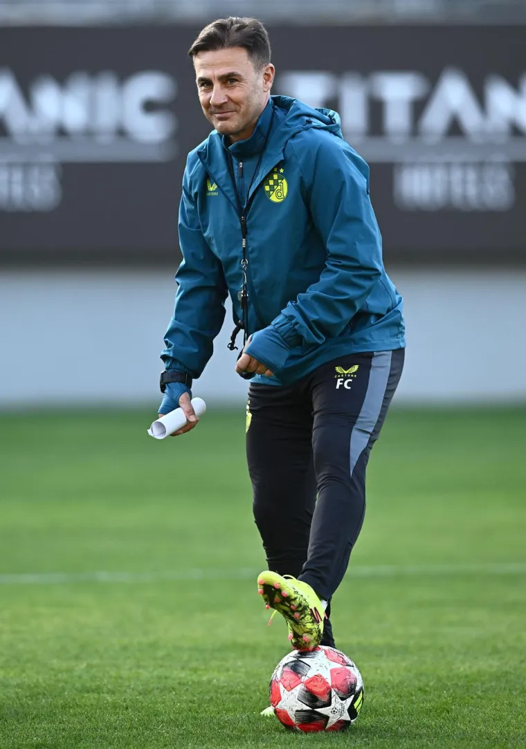 Cannavaro igračima govori da se malo povuku i odmore, dopuste protivničkoj obrani da vodi loptu, a onda opet vikne "Go!" i kreće napad na loptu iz svih smjerova.