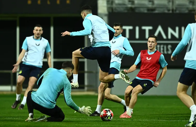 Ademi je, recimo, na ovoj fotografiji tražio loptu, a do nje je prije do&scaron;ao golman Dinama. Kačavenda je i&scaron;ao na nju i spriječavao napad. Na ovoj fotografiji vodimo kako je Cannavaro ekipu podijelio na dvije momčadi po 11 igrača i oni su igrali jedni protiv drugih. Cannavaro je sve nadgledao. 