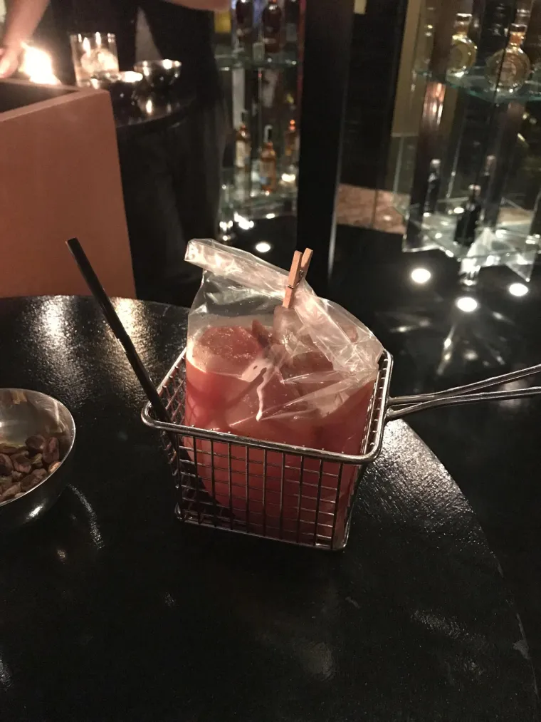 Što mislite, što je ovo? Da autor fotografije nije stavio opis, osobno nikad ne bismo pogodili. Koktel Bloody Mary natočen u plastičnu vrećicu i smješten u nešto nalik fritezi!