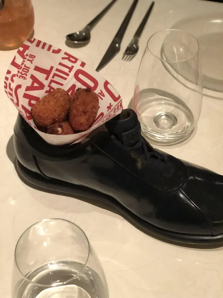 Ima i restorana koji misle da je velika fora posluživati hranu u cipelama. Još da je namijenjena u &quot;to go&quot; kontekstu imalo bi barem nekakvog smisla, ali nije.