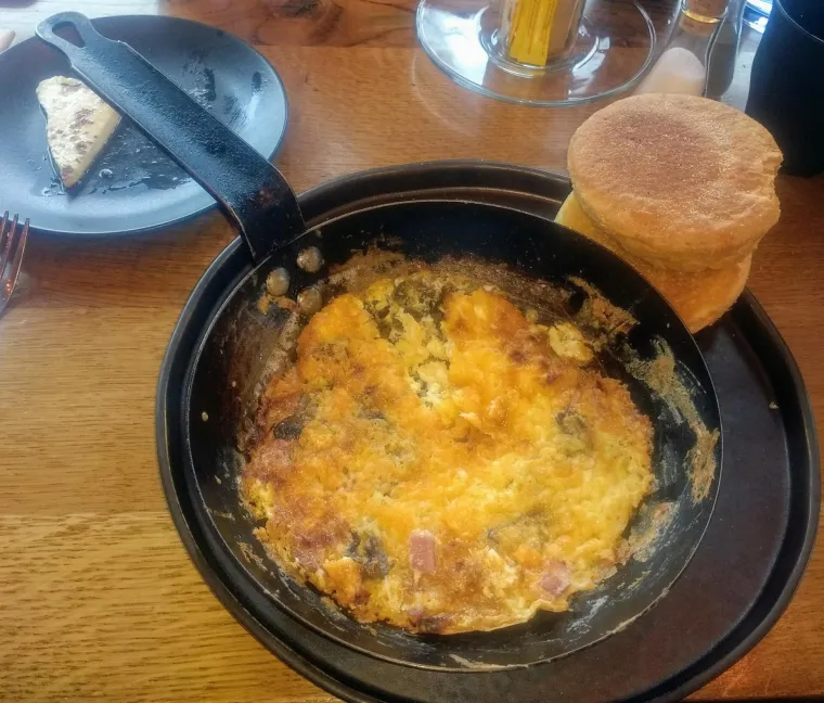 Prepečena jaja poslužena izravno u tavi. Možda zato da se nešto uštedi na pranju tanjura?!