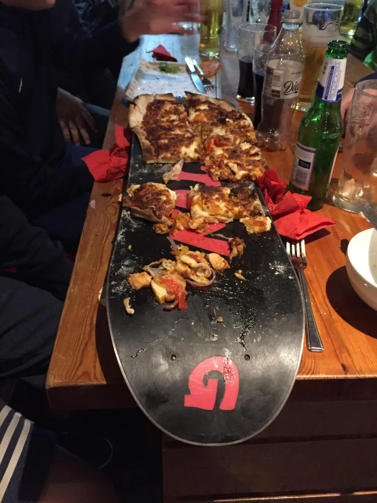 Pizza na snowboardu. Valjda zato da se odmah podmaže i da dobro klizi na snijegu.