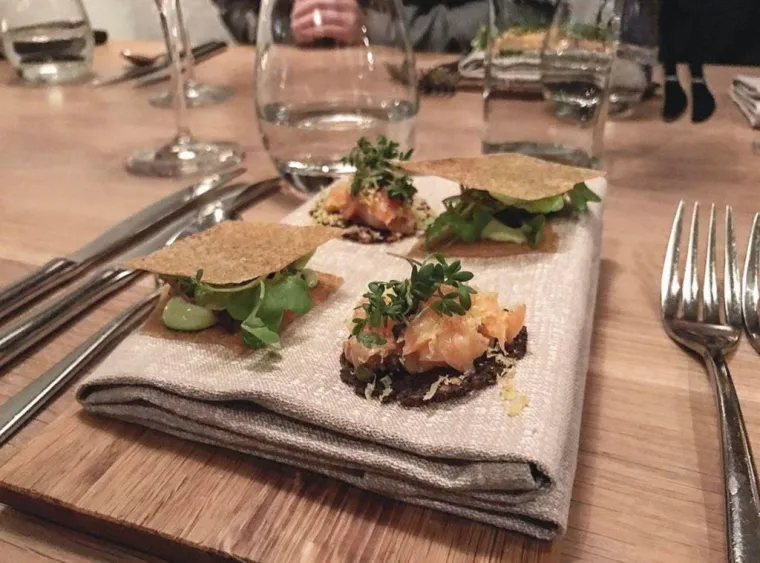 Čemu tanjuri kada se može odmah jesti sa salveta?